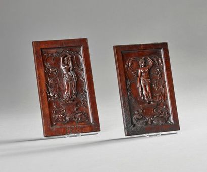 Deux panneaux formant pendant en noyer mouluré...