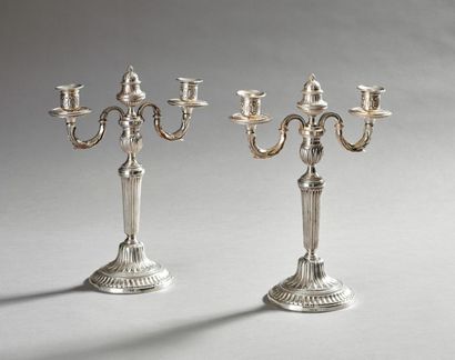 Paire ce chandeliers en bronze argenté à...