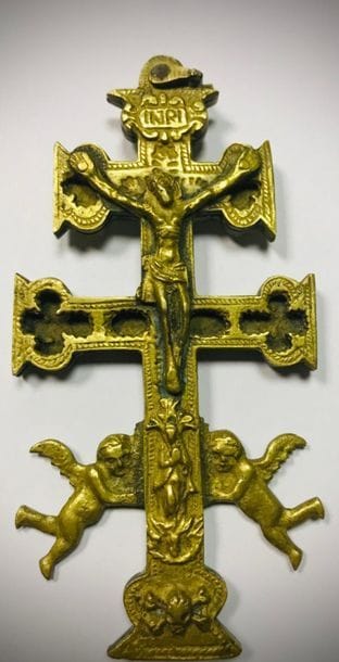 Curieuse croix reliquaire en bronze doré...