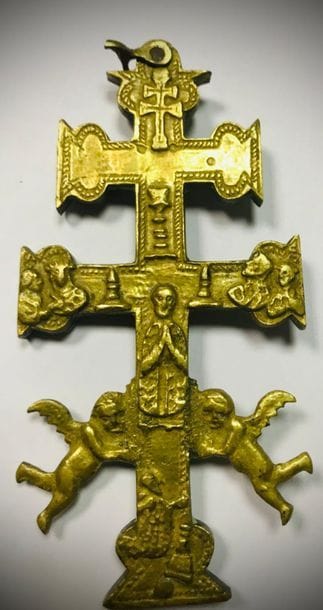 Curieuse croix reliquaire en bronze doré...