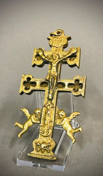 Curieuse croix reliquaire en bronze doré...