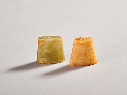 Deux éléments de garniture de sabre en jade...