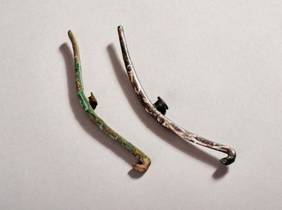 Deux fibules en bronze et incrustations d'argent...