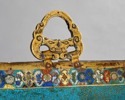 Paire de plaques en bronze doré et émaux...