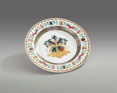 Important plat en porcelaine famille rose...