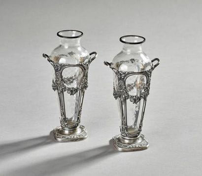 Paire de vases en verre gravé de motifs feuillagés...