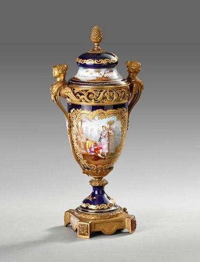 Manufacture de SEVRES, dans le style de.
Vase...