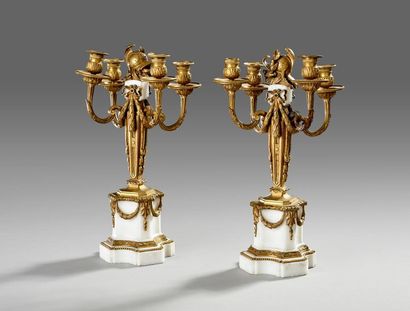 Paire de chandeliers en marbre blanc, bronzes...
