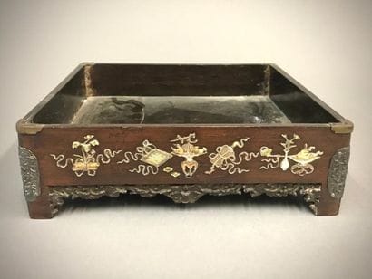 CHINE ?
Vide poche en bois exotique à décor...