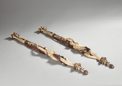 Paire d'éléments décoratifs en bois sculpé...