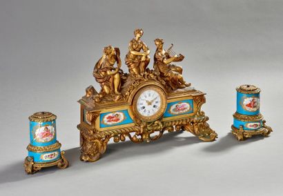 Garniture de cheminée en bronze doré et ciselé.
la...