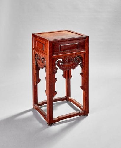 CHINE.
Curieuse sellette en palissandre (?)...