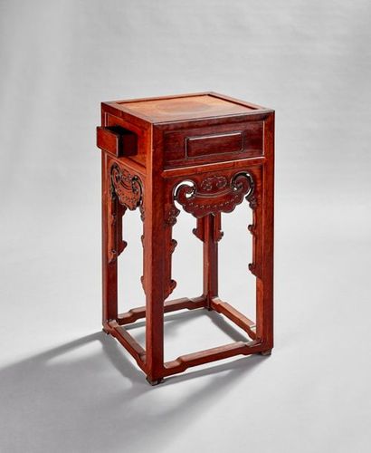 CHINE.
Curieuse sellette en palissandre (?)...
