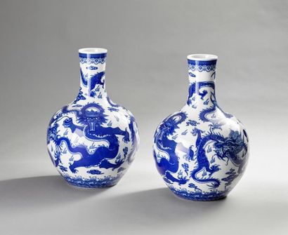 CHINE.
Paire d'importants vases en porcelaine...
