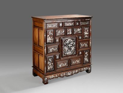CHINE.
Joli buffet en bois exotique ouvrant...
