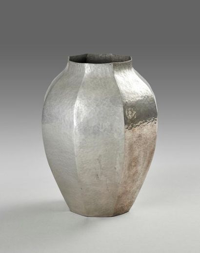 Jean DESPRES (1889-1980).
Large vase à facettes...