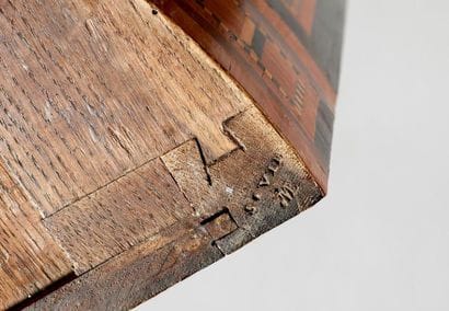 Petite commode d'entre deux de forme demi-lune...