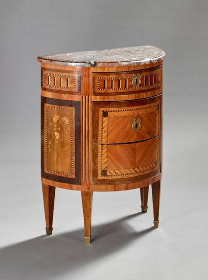 Petite commode d'entre deux de forme demi-lune...