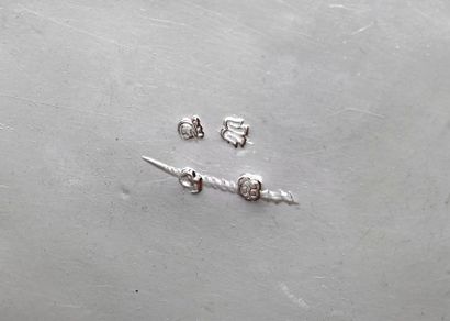 Théière en argent de forme ovale à décor...