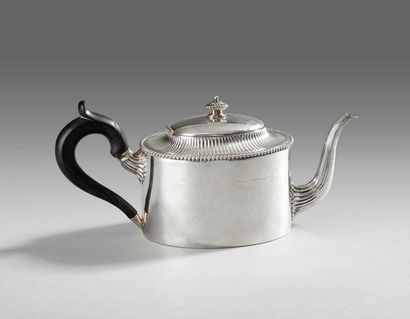 Théière en argent de forme ovale à décor...