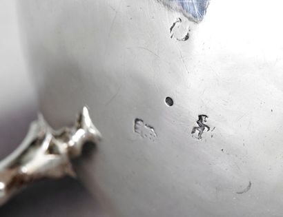 Grande chocolatière en argent reposant sur...