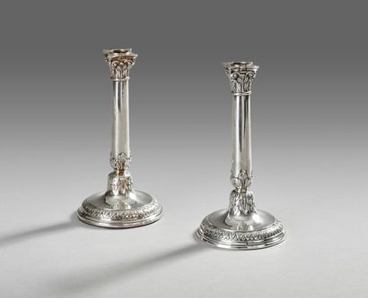 Paire de flambeaux en argent en colonne à...