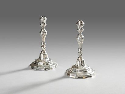 Paire de flambeaux en argent à côtes torses.
...
