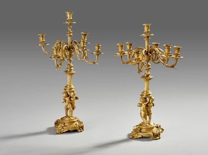 Paire de hauts candélabres en bronze doré...