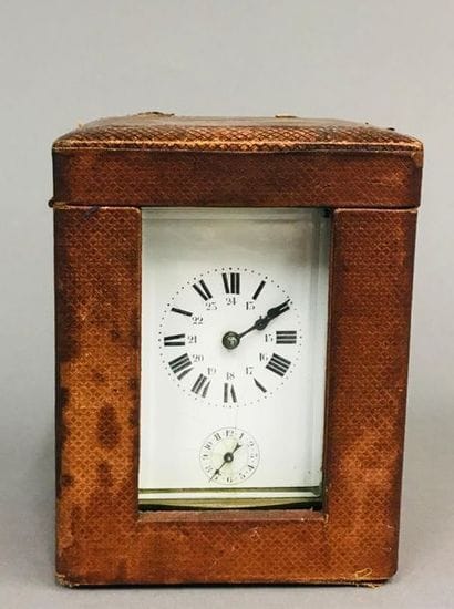 Pendulette d'officier en bronze et laiton.
Le...