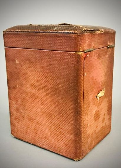 Pendulette d'officier en bronze et laiton.
Le...