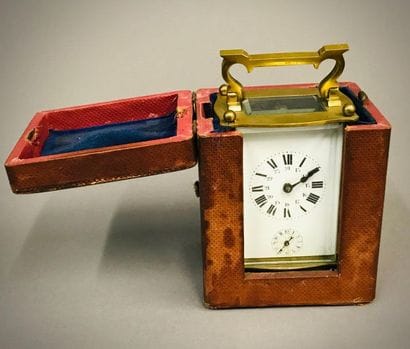 Pendulette d'officier en bronze et laiton.
Le...