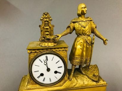 Pendule de forme borne en bronze doré et...