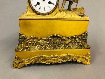 Pendule de forme borne en bronze doré et...