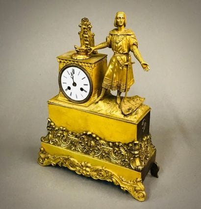 Pendule de forme borne en bronze doré et...