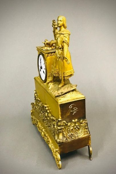 Pendule de forme borne en bronze doré et...