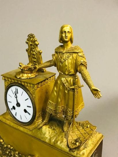 Pendule de forme borne en bronze doré et...