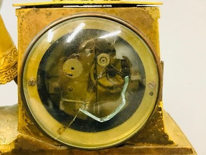 Pendule de forme borne en bronze doré et...