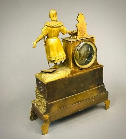 Pendule de forme borne en bronze doré et...