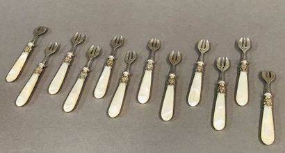 Suite de 12 fourchettes à huitres en argent.
Manches...