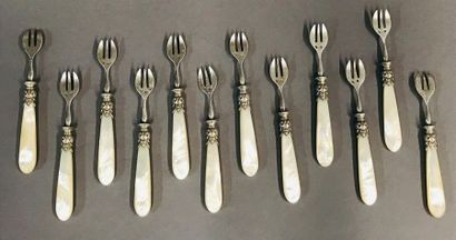 Suite de 12 fourchettes à huitres en argent.
Manches...