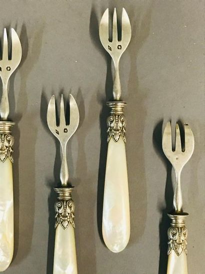Suite de 12 fourchettes à huitres en argent.
Manches...