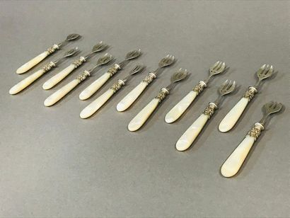 Suite de 12 fourchettes à huitres en argent.
Manches...