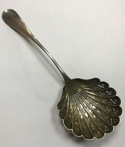 Cuillère à sucre en argent à décor ajouré...
