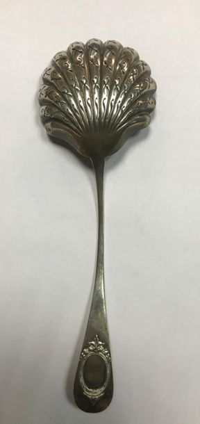 Cuillère à sucre en argent à décor ajouré...