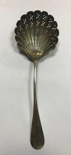 Cuillère à sucre en argent à décor ajouré...