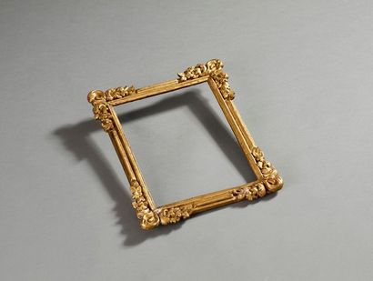 Petit cadre en bois sculpté et doré.
Décor...