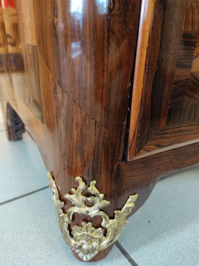 Commode d'entre-deux à façade cintrée en...