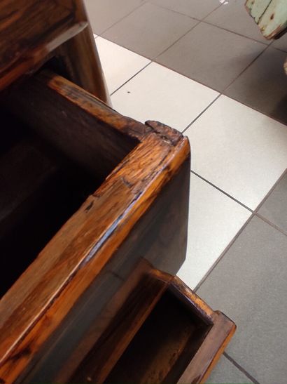 Commode d'entre-deux à façade cintrée en...