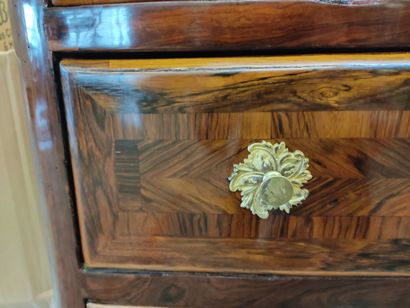 Commode d'entre-deux à façade cintrée en...