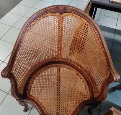 Fauteuil de bureau en bois sculpté et mouluré...